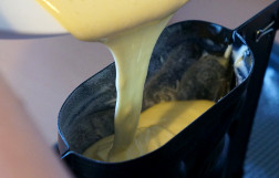Pâte versée dans le moule à Lammele